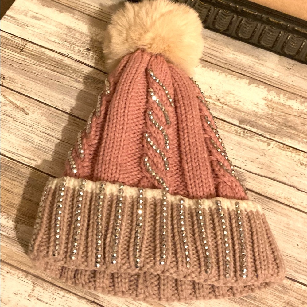 Ladies Hat with Pom - Picture 1 of 4